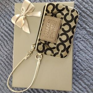 Coach Poppy Wristlet 💕